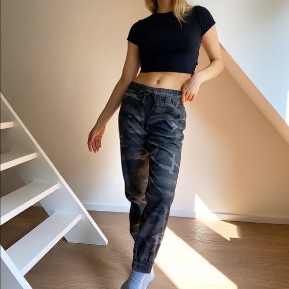 Aritzia TNA Gray Camo Jogger Pants - Picture 11 of 13